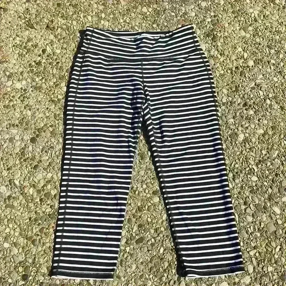 Athleta women’s Chaturanga capri cropped yoga pants black and white size medium